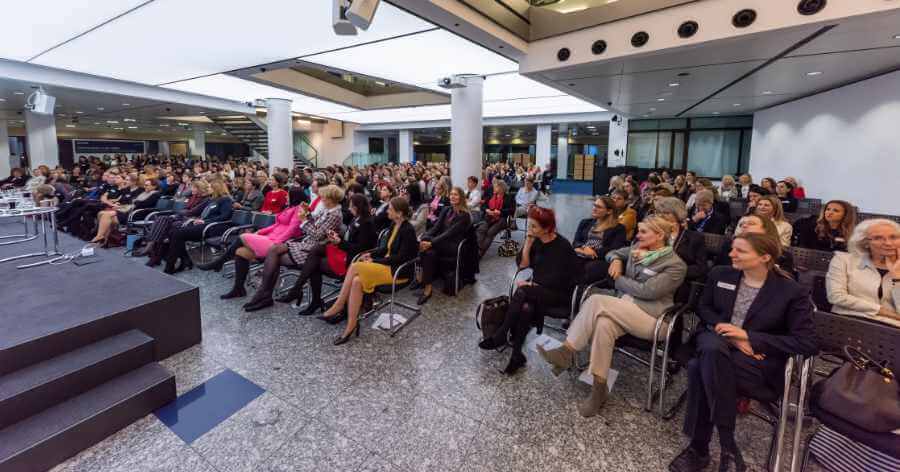 Publikum beim Neujahrsempfang Forum Frauennetzwerkte Region Stuttgart Publikum beim Neujahrsempfang Forum Frauennetzwerkte Region Stuttgart