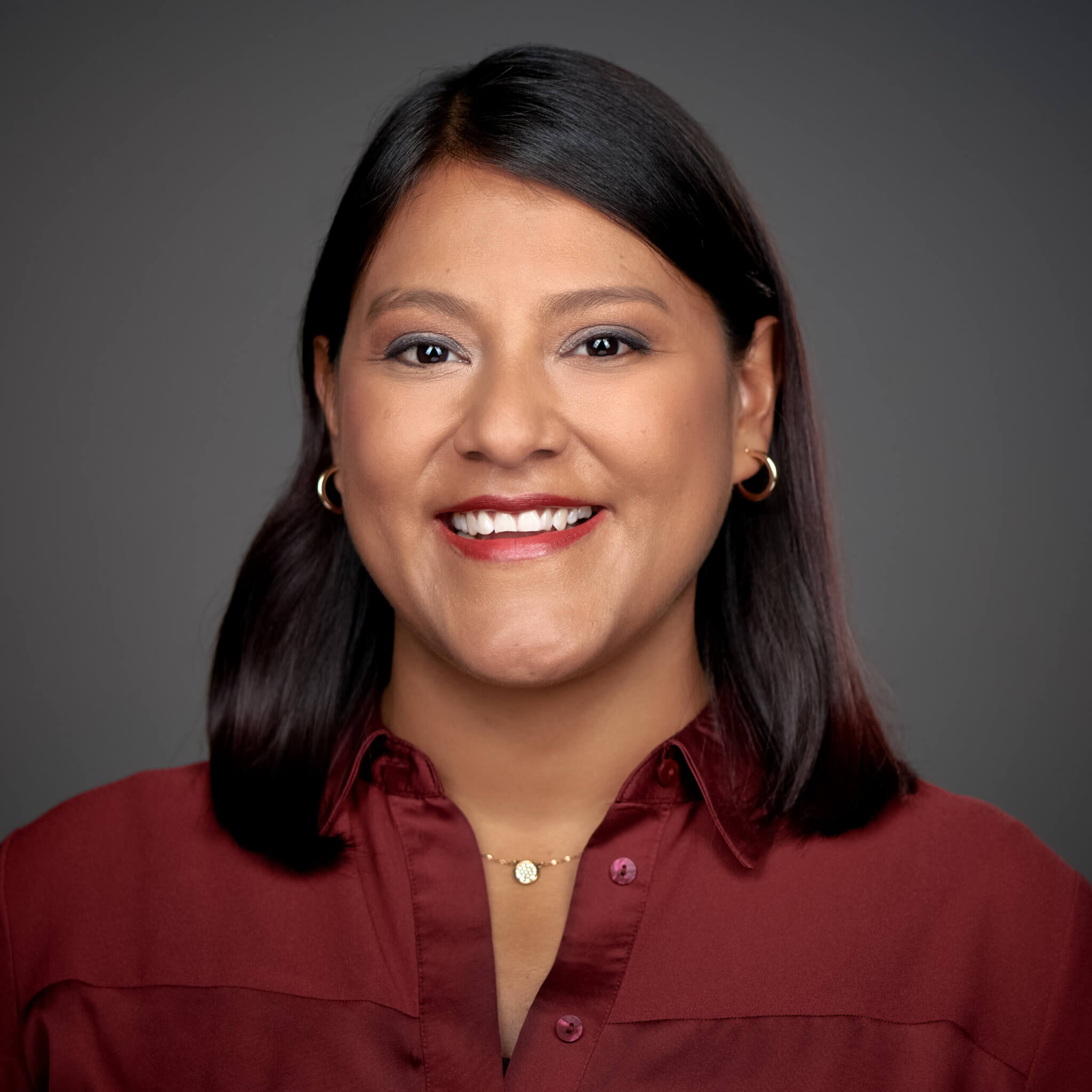 Portrait von Anna Kamenik, die lebhaft in ein Mikrofon spricht