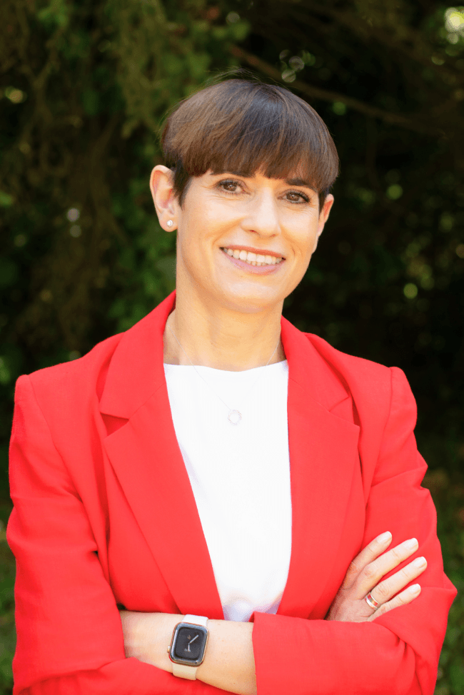 Portrait von Sara Dahme, lachend im roten Kleid